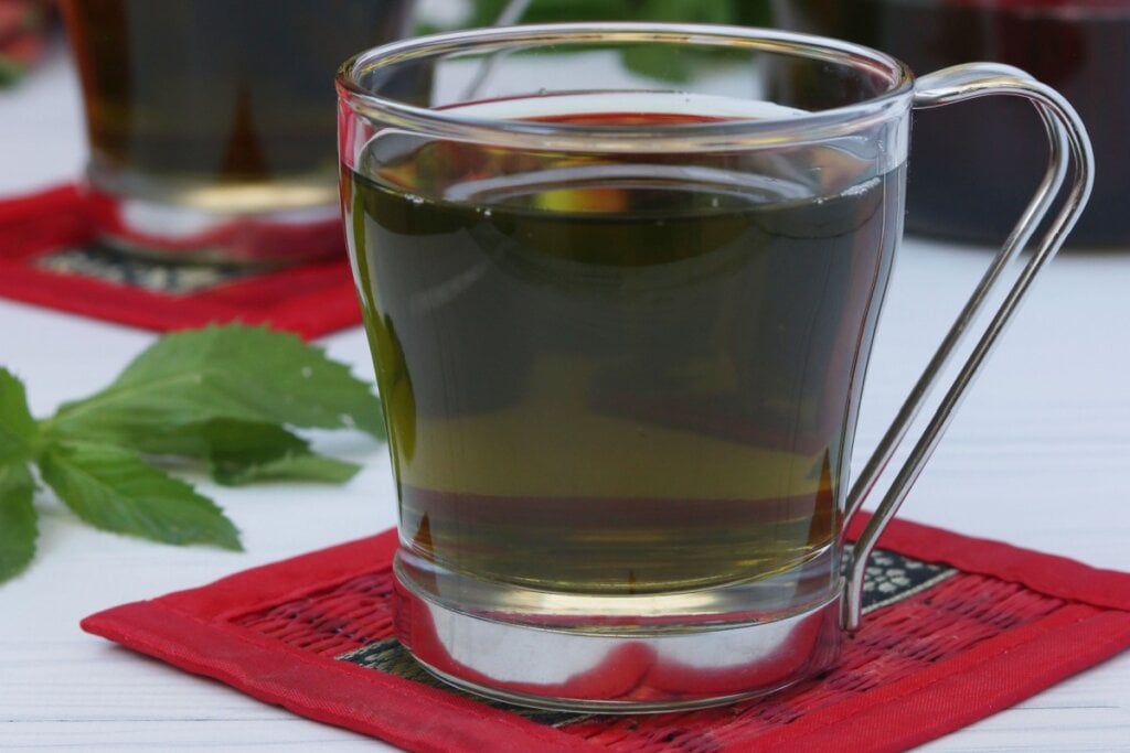 Chá antioxidante com chá verde e limão (Imagem: Lika Mostova | Shutterstock)