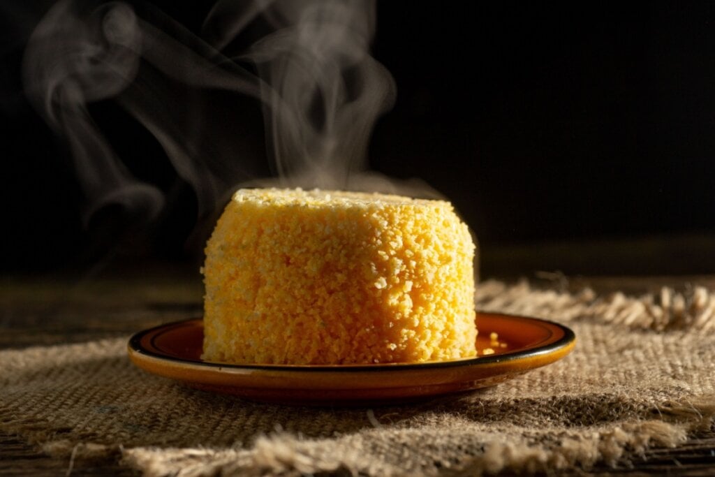 O cuscuz é fonte de carboidratos de fácil digestão, fornecendo energia rápida para o corpo (Imagem: Estudio Originar | Shutterstock)