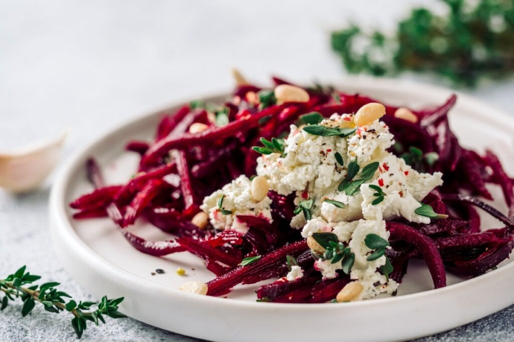 Salada de beterraba com ricota e pinoli (Imagem: Fascinadora | Shutterstock)