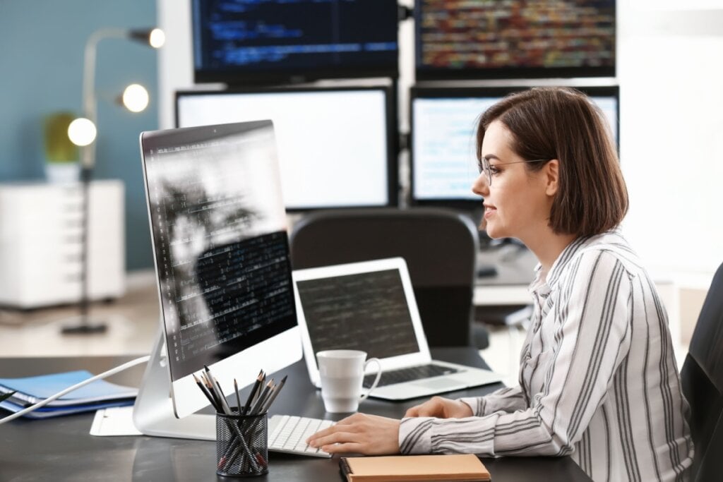 Tornar o conteúdo acessível vai além da experiência do usuário e passa a impactar também a leitura por tecnologias automatizadas (Imagem: Pixel-Shot | Shutterstock)