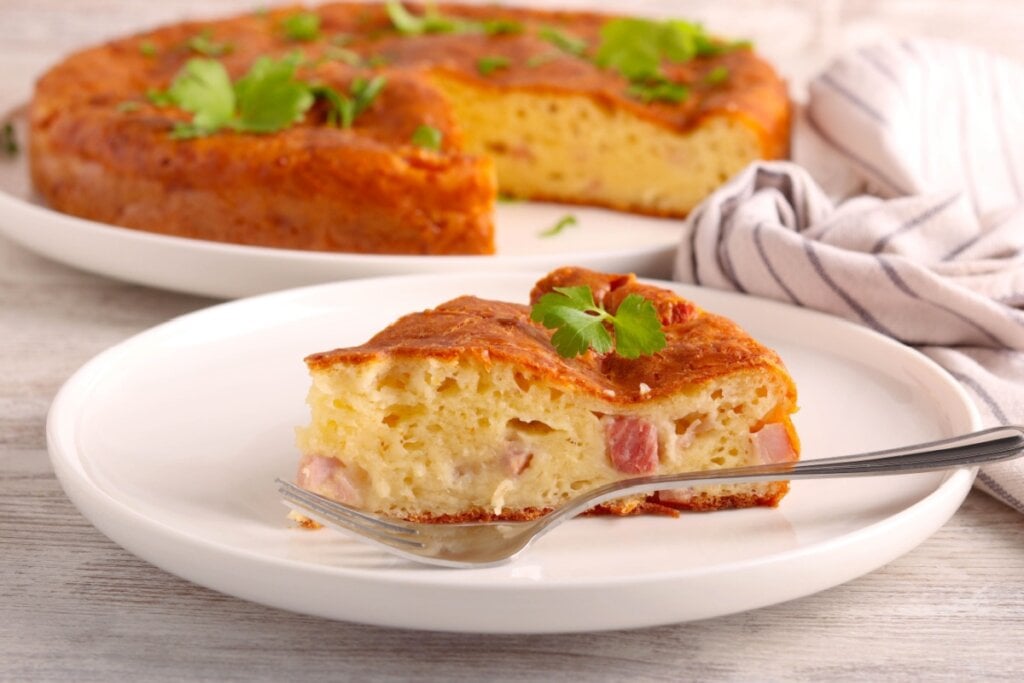 Torta de liquidificador de presunto e queijo (Imagem: MShev | Shutterstock)