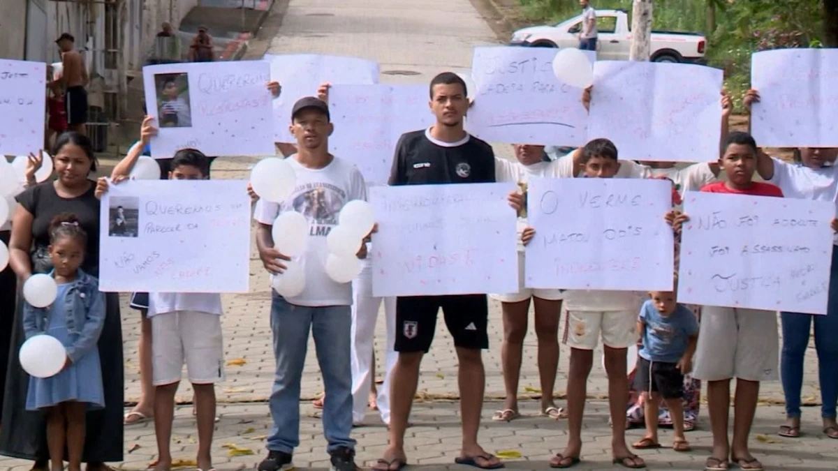 Familiares e amigos das vítimas do acidente de Aracruz
