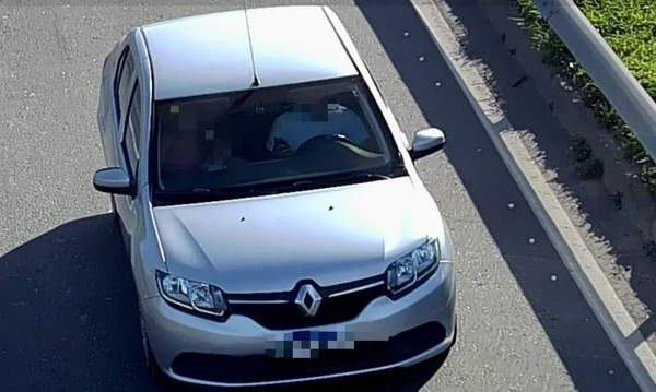 Motorista sem cinto de segurança; registro das câmeras de videomonitoramento do PRF-ES na BR-101