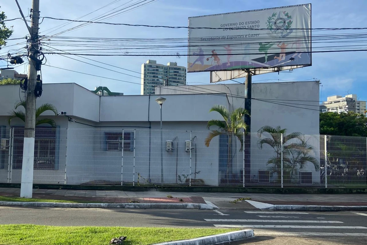 O espaço outrora ocupado pela árvore agora vazio