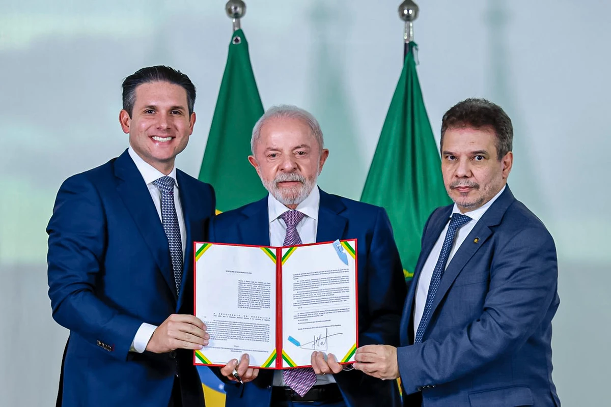 Presidente Lula assina PL Antifacção ao lado de Hugo Motta, presidente da Câmara, e de Wellington Lima, ministro da Justiça