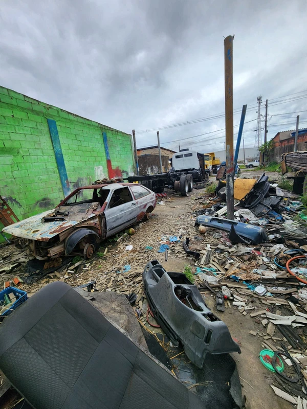 Veículos foram encontrados abandonados e deteriorados em oficina em Sooretama por PCES 