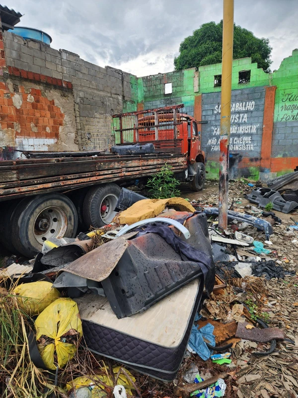 Veículos foram encontrados abandonados e deteriorados em oficina em Sooretama por PCES 