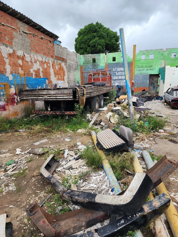 Veículos foram encontrados abandonados e deteriorados em oficina em Sooretama por PCES 
