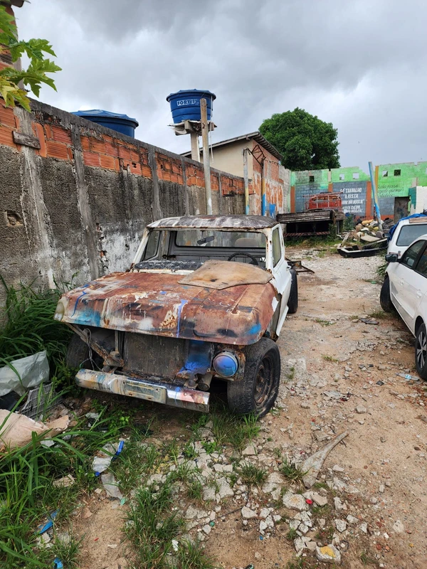 Veículos foram encontrados abandonados e deteriorados em oficina em Sooretama por PCES 