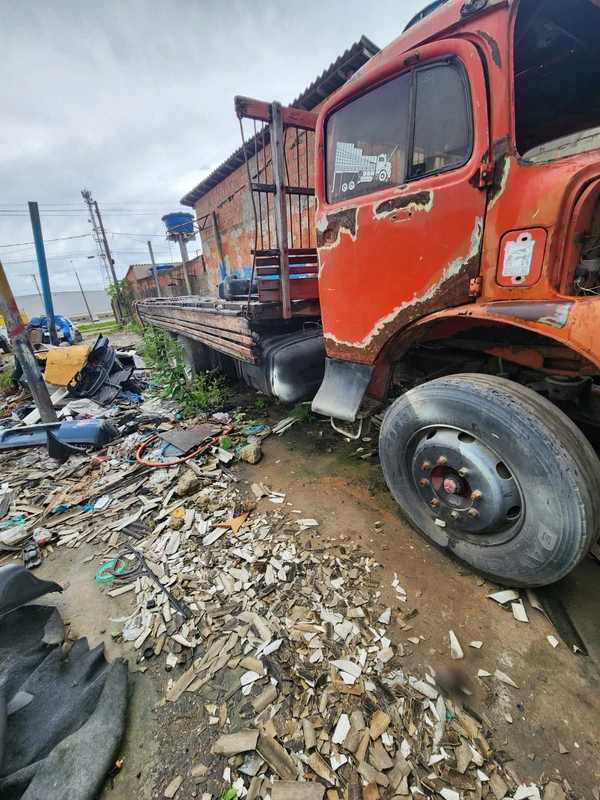 Veículos foram encontrados abandonados e deteriorados em oficina em Sooretama por PCES 