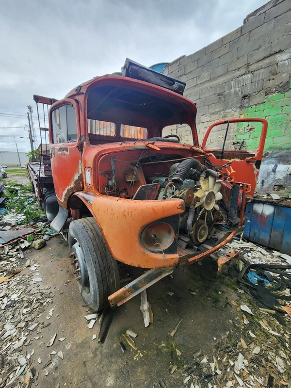 Veículos foram encontrados abandonados e deteriorados em oficina em Sooretama por PCES 