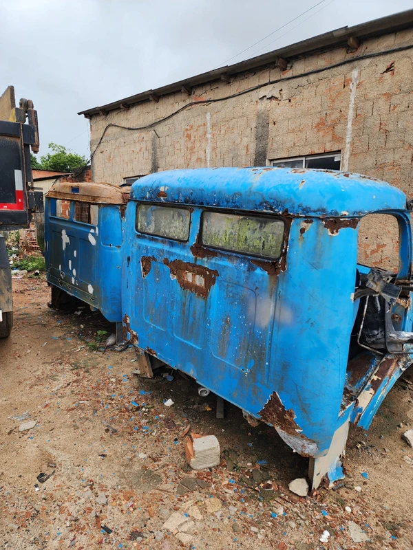 Veículos foram encontrados abandonados e deteriorados em oficina em Sooretama por PCES 