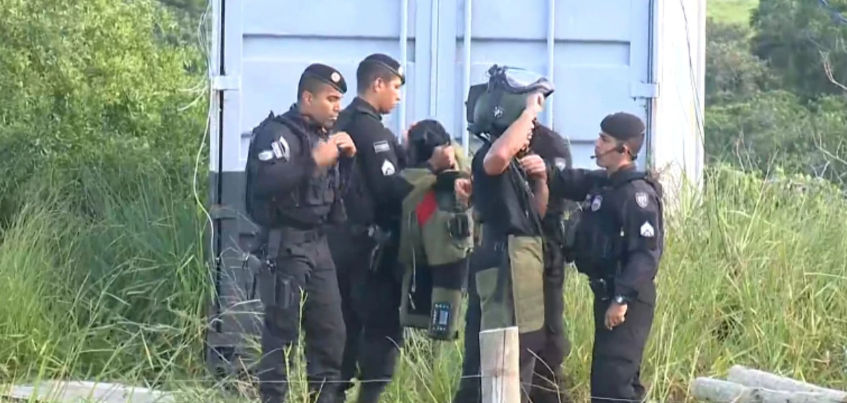 A vítima tinha cerca de 60 anos e foi lançada para fora da estrutura metálica; local era utilizado para armazenar produtos químicos usados na detonação de rochas