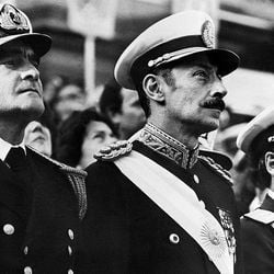 Em 24 de março de 1976, as Forças Armadas derrubaram a viúva de Juan Domingo Perón e estabeleceram um sistema repressivo caracterizado pelo sequestro, tortura e desaparecimento de pessoas