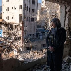 Donald Trump afirma que os EUA já estão lidando com uma "pessoa de alto escalão" no Irã, mas Teerã nega que quaisquer negociações tenham começado.