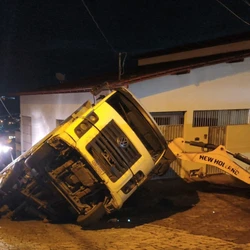 Volume chegou a 90 mm no interior e provocou deslizamento de barreira e danos em vias da cidade, segundo a Defesa Civil Municipal