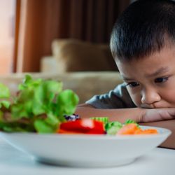 Quando a recusa alimentar se torna persistente e começa a limitar a variedade da dieta, pode trazer impactos para a nutrição e para o crescimento da criança