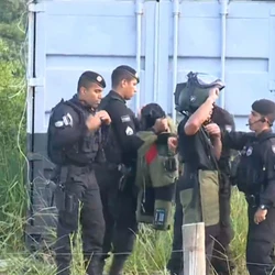 A vítima tinha cerca de 60 anos e foi lançada para fora da estrutura metálica; local era utilizado para armazenar produtos químicos usados na detonação de rochas