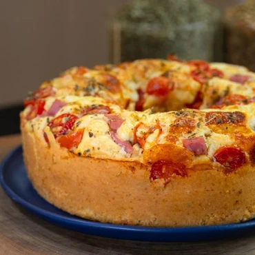 Imagem - Bolo salgado de presunto e queijo é dica para o lanche; veja receita