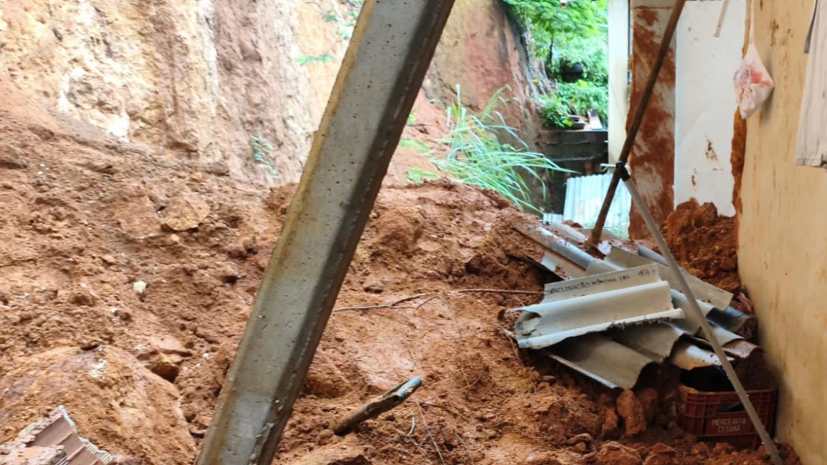 Chuva causa asfalto cedido, queda de barreira e interdição de rodovias em Nova Venécia por Defesa Civil Municipal de Nova Venécia