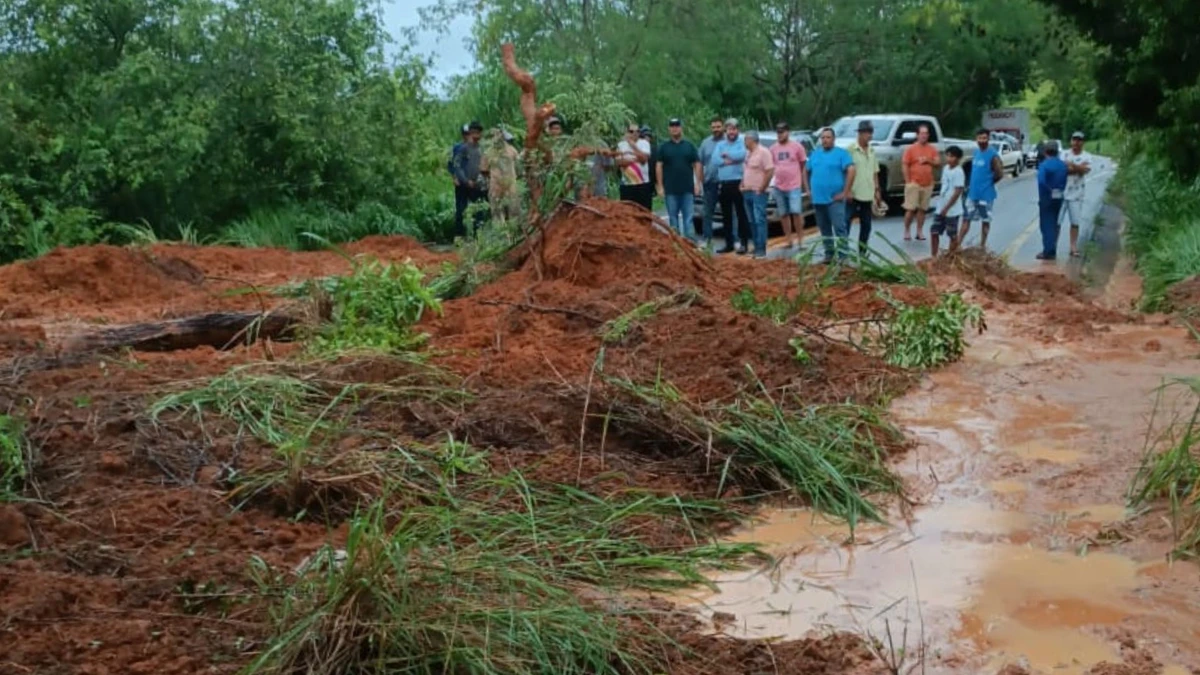 Chuva causa asfalto cedido, queda de barreira e interdição de rodovias em Nova Venécia por Defesa Civil Municipal de Nova Venécia
