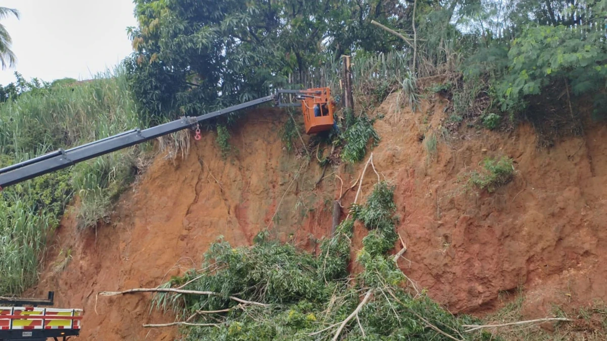 Chuva causa asfalto cedido, queda de barreira e interdição de rodovias em Nova Venécia por Defesa Civil Municipal de Nova Venécia
