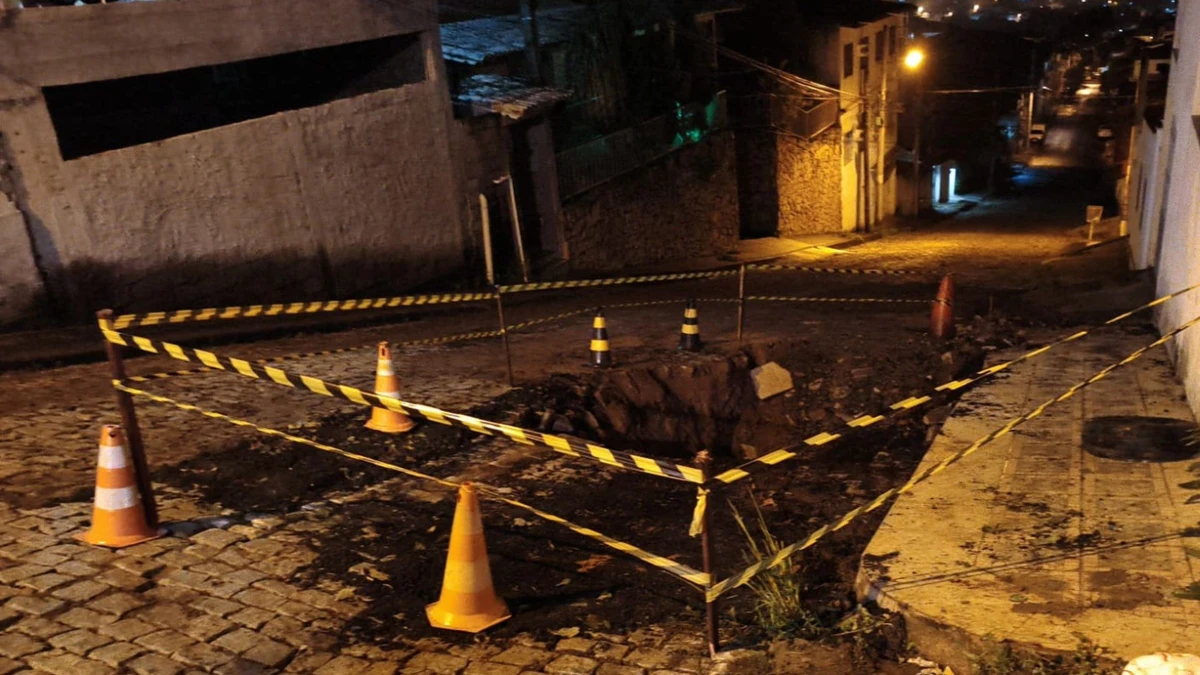 Chuva causa asfalto cedido, queda de barreira e interdição de rodovias em Nova Venécia por Defesa Civil Municipal de Nova Venécia