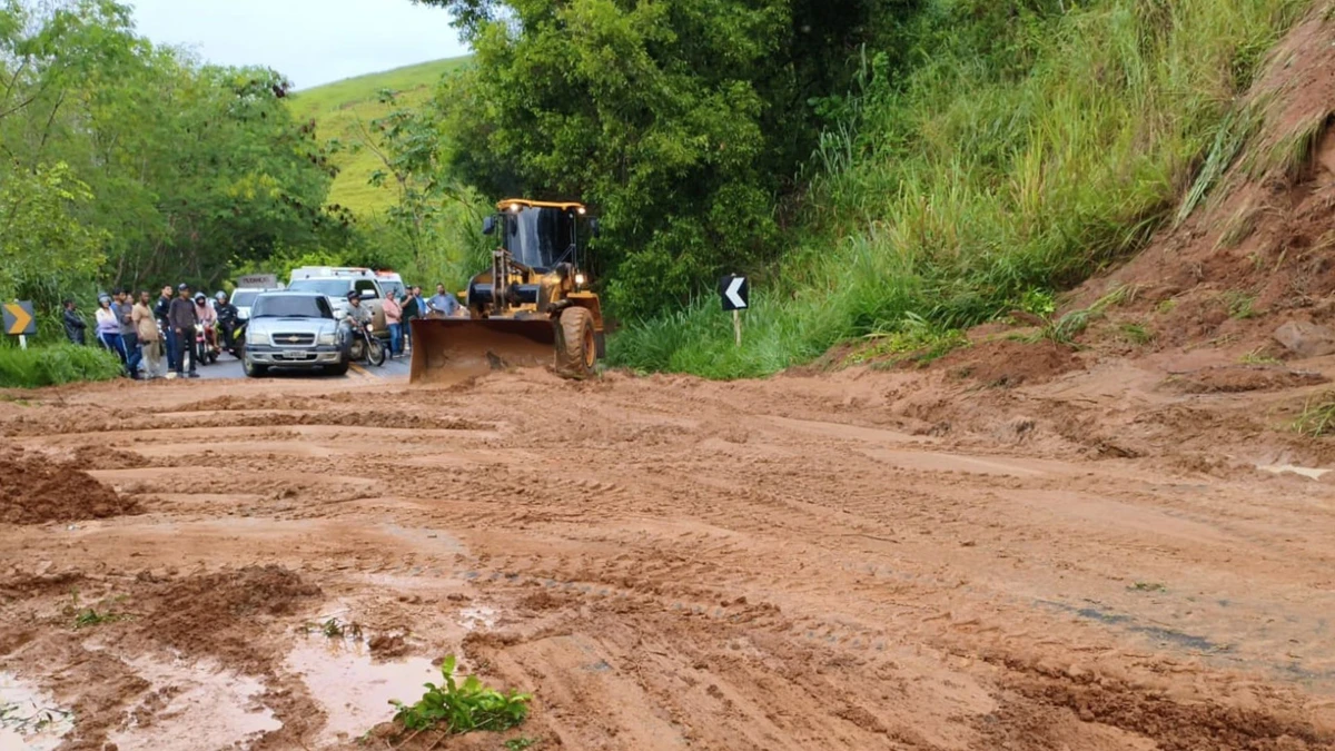 Chuva causa asfalto cedido, queda de barreira e interdição de rodovias em Nova Venécia por Defesa Civil Municipal de Nova Venécia