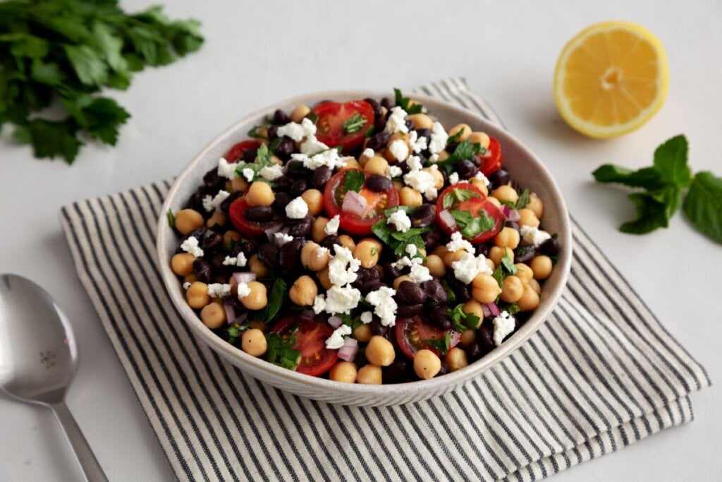 O feijão-preto ajuda na regeneração e fortalecimento das fibras musculares (Imagem: Liudmyla Chuhunova | Shutterstock)