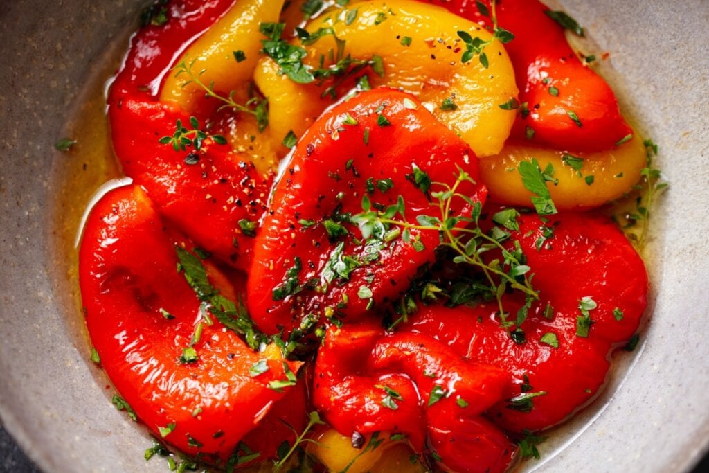 Pimentões assados com ervas e azeite (Imagem: Anna_Pustynnikova | Shutterstock)
