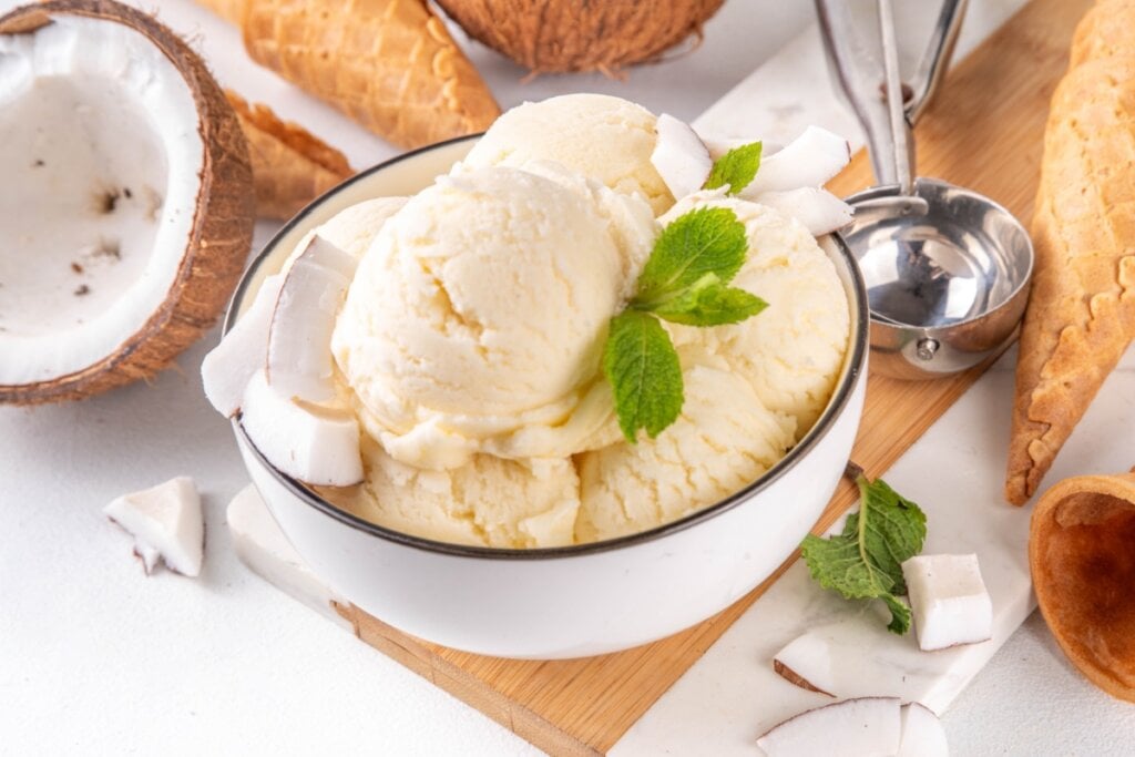 Sorvete de coco cremoso (Imagem: Rimma Bondarenko | Shutterstock) 