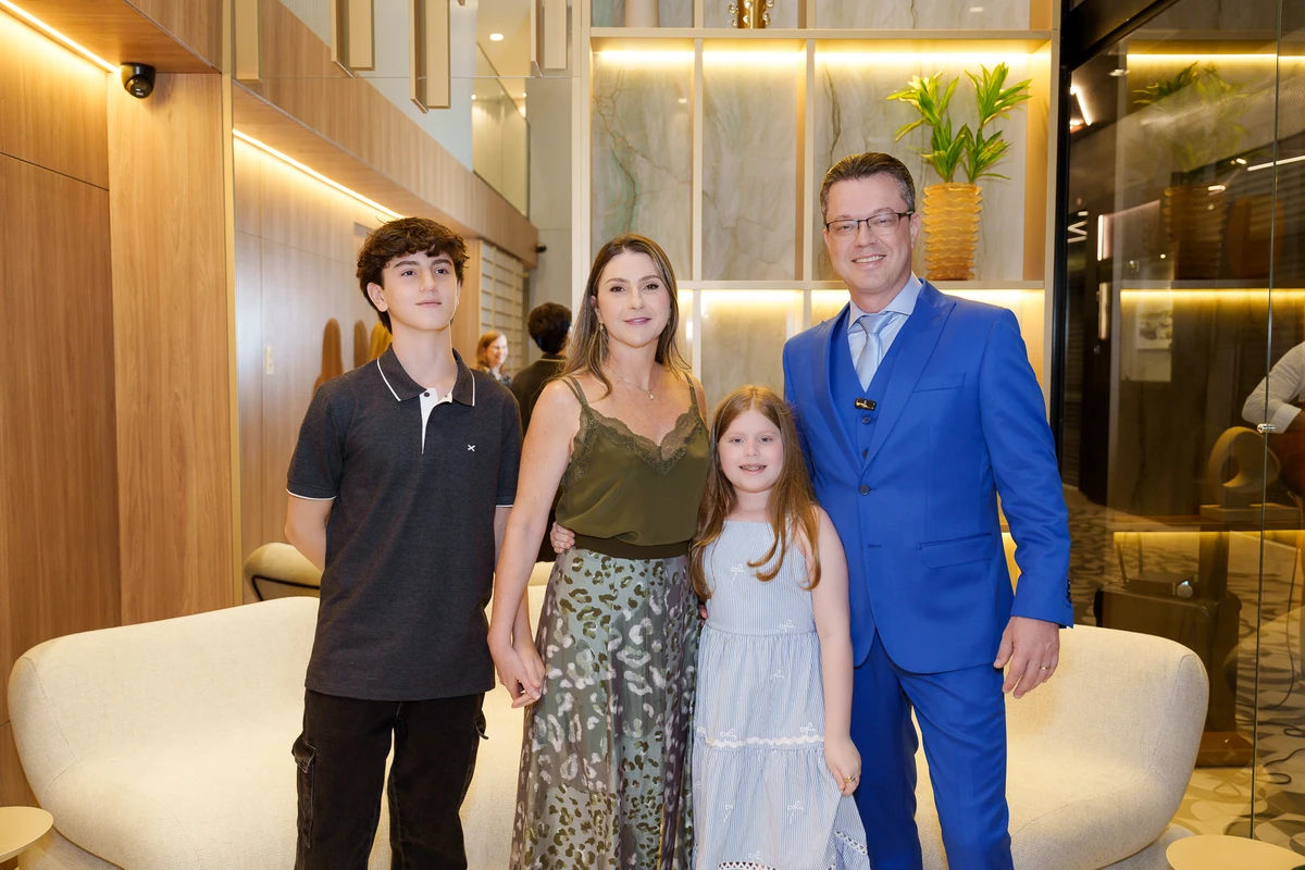 Lelian Lacerda e Paulo Mansur e  os filhos Henrique e Helena