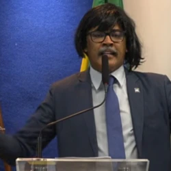 Usando uma peruca escura e modelo Chanel, Pastor Dinho chamou o projeto chancelado pelos senadores de "bizarrice", além de afirmar que a medida tenta colocar todos os homens no "mesmo pacote"