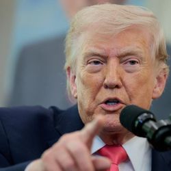 Desconfiança vem de eventos recentes: no ano passado, negociações promissoras sobre programa nuclear iraniano foram seguidas por ataques militares israelenses e americanos contra o Irã.