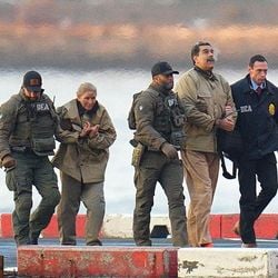 Ex-presidente da Venezuela pretende usar recursos de seu país para pagar seus advogados, mas governo dos EUA impede isso, e um juiz terá de decidir.