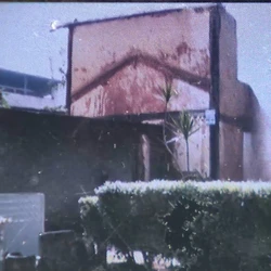 A coluna de fumaça pôde ser vista de vários pontos da cidade e imagens do momento mostram que o fogo atingiu toda a estrutura do imóvel.