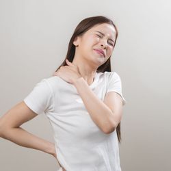 O corpo pode manifestar desconfortos em regiões diferentes da causa real, indicando a necessidade de procurar ajuda 