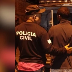 Crime ocorreu em 2025 e envolveu sete pessoas; vítima foi rendida no Centro da cidade e dois suspeitos seguem foragidos