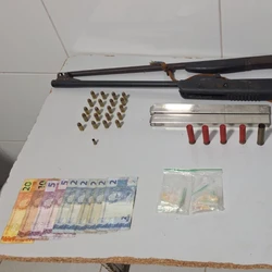 Ocorrências em bairros diferentes resultaram na apreensão de submetralhadora artesanal, entorpecentes e na prisão de três adultos; três adolescentes também foram apreendidos