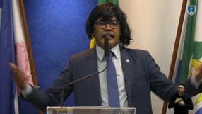 Usando uma peruca escura e modelo Chanel, Pastor Dinho chamou o projeto chancelado pelos senadores de "bizarrice", além de afirmar que a medida tenta colocar todos os homens no "mesmo pacote"