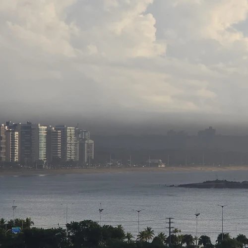 Neblina escura chama a atenção de moradores de Vitória