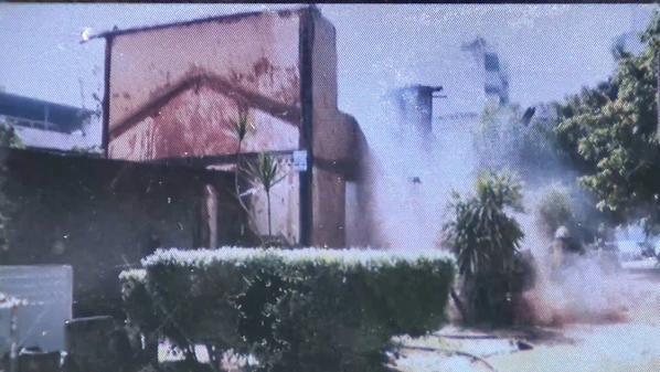 A coluna de fumaça pôde ser vista de vários pontos da cidade e imagens do momento mostram que o fogo atingiu toda a estrutura do imóvel.