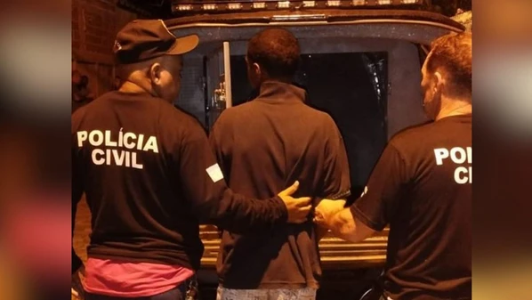 Crime ocorreu em 2025 e envolveu sete pessoas; vítima foi rendida no Centro da cidade e dois suspeitos seguem foragidos