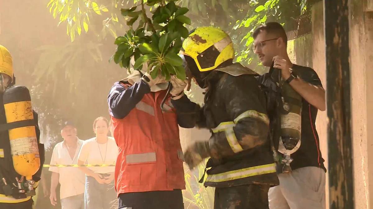Bombeiro teve ferimentos leves após ser atingido por destroços de imóvel