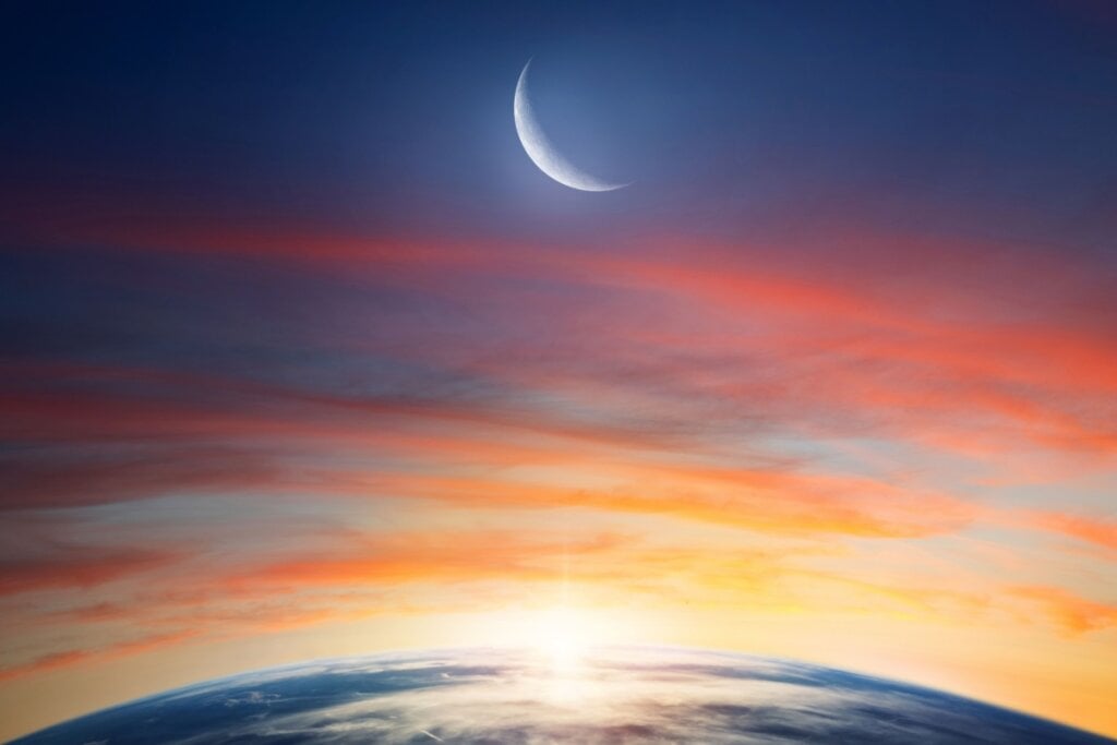 A Lua Crescente é vista com mais facilidade do fim da tarde até o início da noite (Imagem: Triff | Shutterstock)
