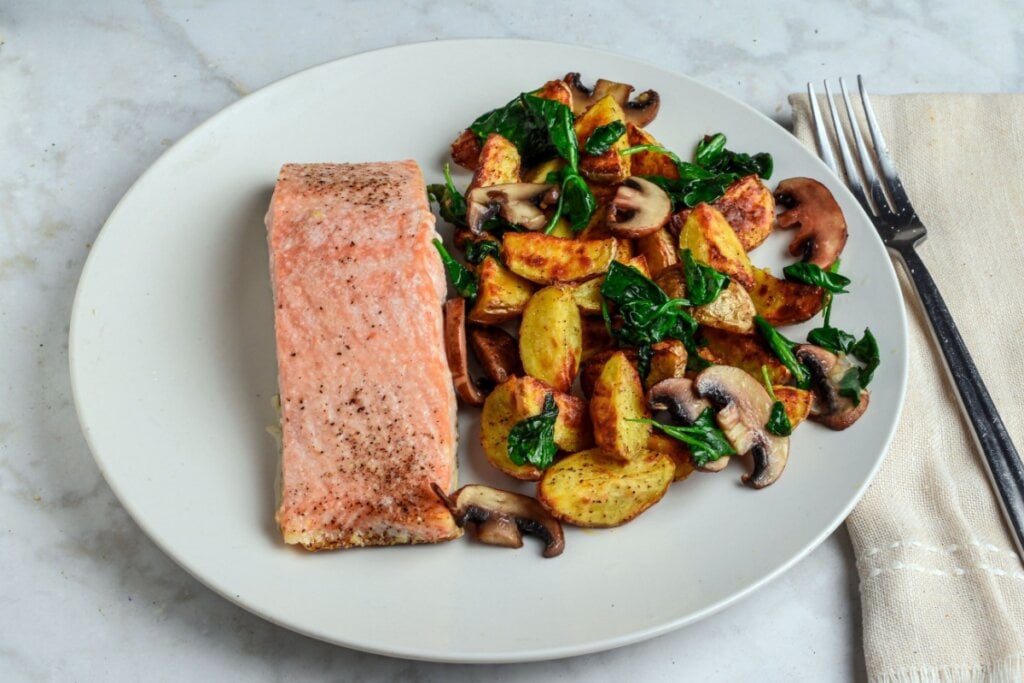 Salmão grelhado com batatas, cogumelos e espinafre (Imagem: doug m | Shutterstock)