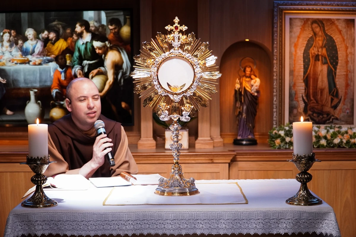 Frei Gilson durante o Rosário da Madrugada, que é transmitido pelas redes sociais