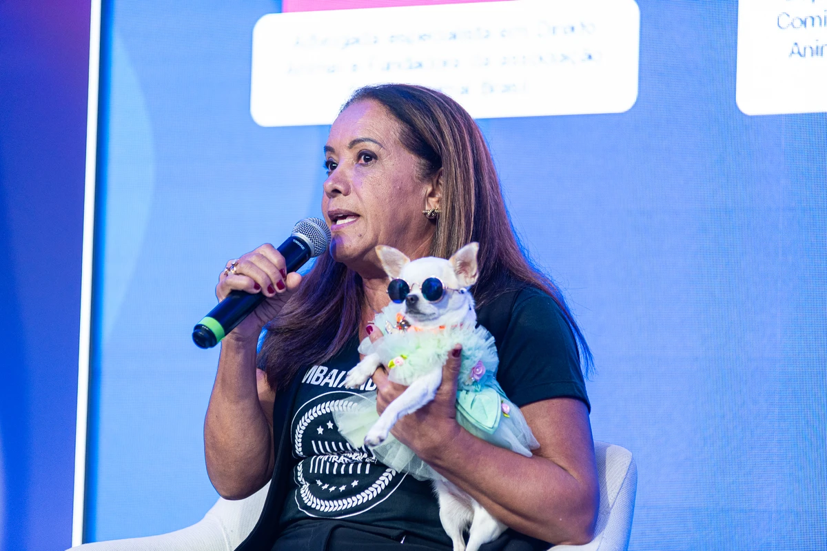 Janete de Sá com a cachorrinha Ágatha Victoria, que é uma cão terapeuta