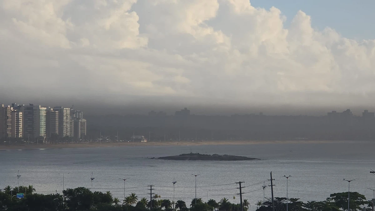 Neblina escura chama a atenção de moradores de Vitória
