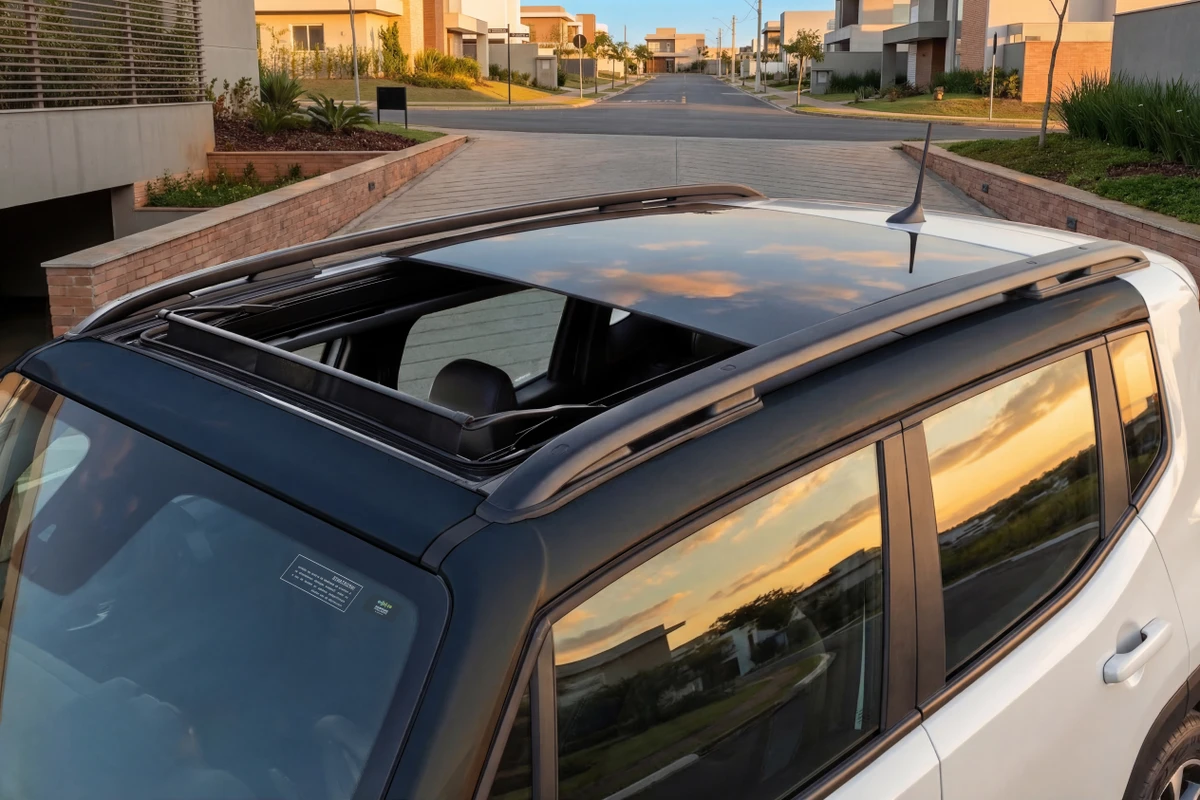 Teto solar panorâmico para as duas versões topo por Jeep/Divulgação